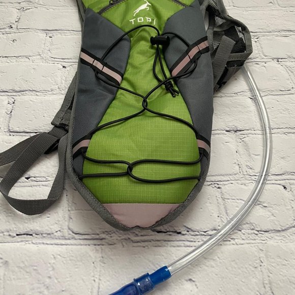 topi polyester backpack and hydration bottle